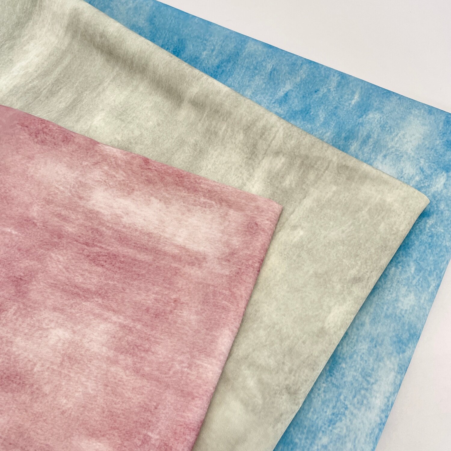 Sewing Tie Dye - Różowo-szaro-niebieska tkanina tie-dye z gradientem na